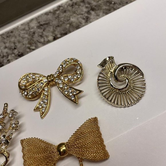 Lot Of 4 Brooch Pins Vintage - Modern Gold Tone / 1 Signed Gerry’s - Picture 11 of 12